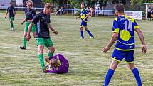 Fotbalisté SK Kovodružstvo Strážov B (na archivním snímku hráči v tmavých dresech) zvítězili 5:0. Tři body slaví také borci z Neznašov (modří).