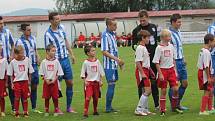 Fotbalisté SK Klatovy 1898 (v bílých dresech) prohráli doma ve II. kole poháru FAČR s Dobrovicemi 0:5.