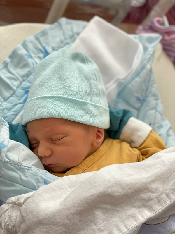 Antonín Liška (3040 g, 50 cm) se narodil 19. května 2021 v 0:27 ve Fakultní nemocnici v Plzni. Rodiče Mirka a Pavel z Plzně si nechali pohlaví svého miminka jako překvapení.