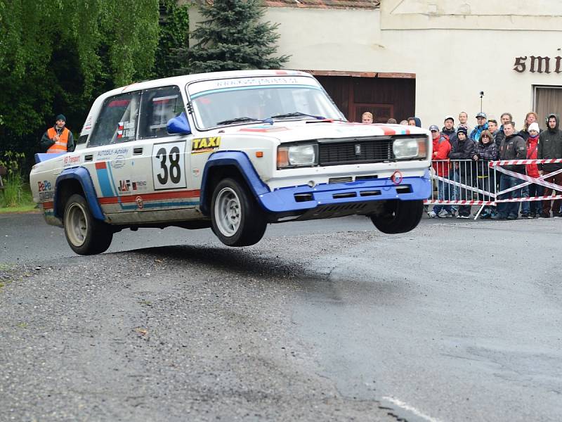 Posádky na tratích druhé etapy šumavských rally