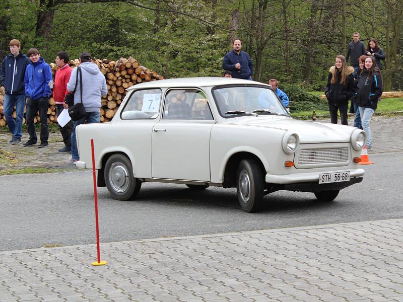 Sraz AMK Trabant Plzeň k 50. výročí klubu, jízda zručnosti v Běšinech