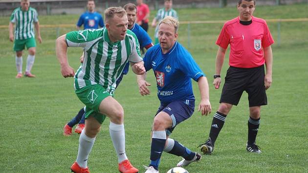 23. kolo I. A třídy: FK Svéradice (zelenobílí) - FK Tachov (modří) 1:6 (0:2).