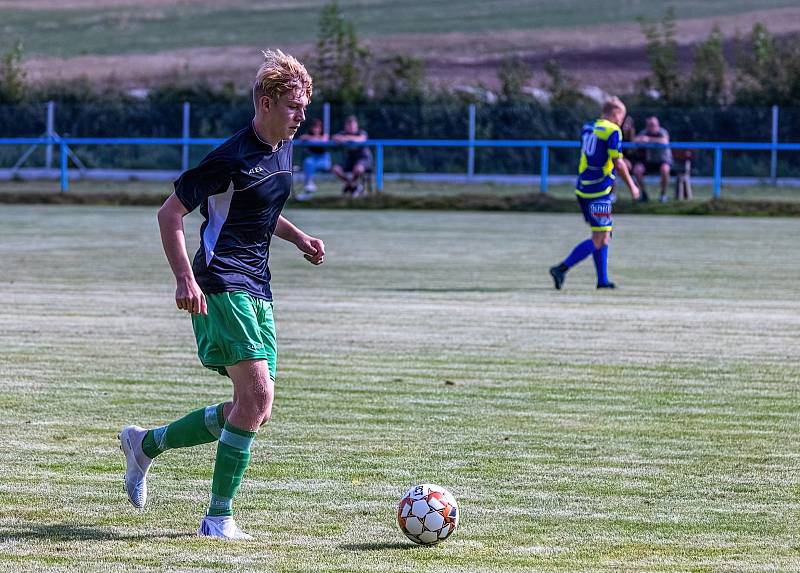 IV. třída, skupina A: SK Kovodružstvo Strážov B (černo-zelení) - Sokol Neznašovy (modré dresy) 1:3.