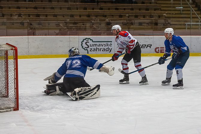 Krajská liga, 17. kolo: HC Klatovy (na snímku hokejisté v bílých dresech) - HC Domažlice (modří) 7:4.