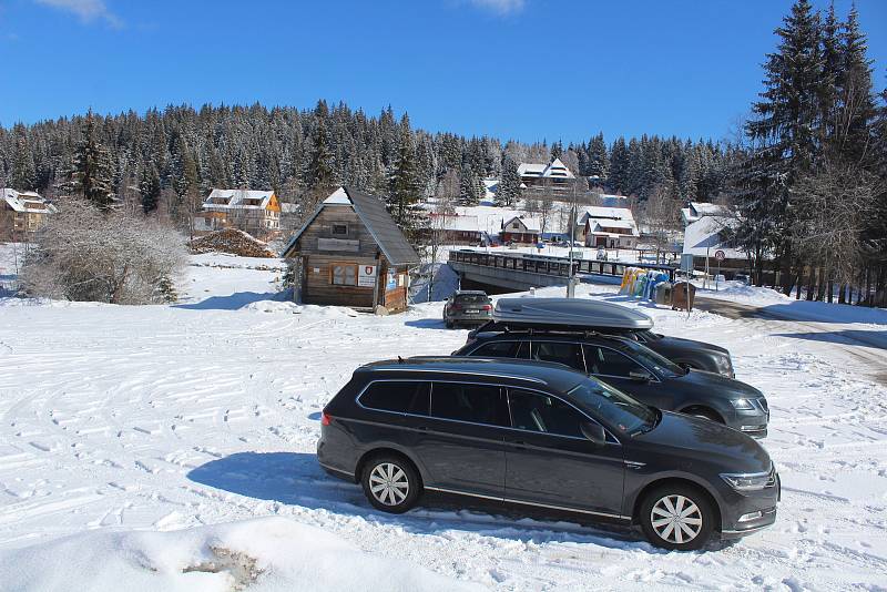 Parkoviště na Šumavě 6. března.