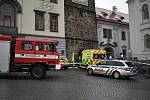 Po pádu z Černé věže na náměstí v Klatovech zemřel mladý muž.