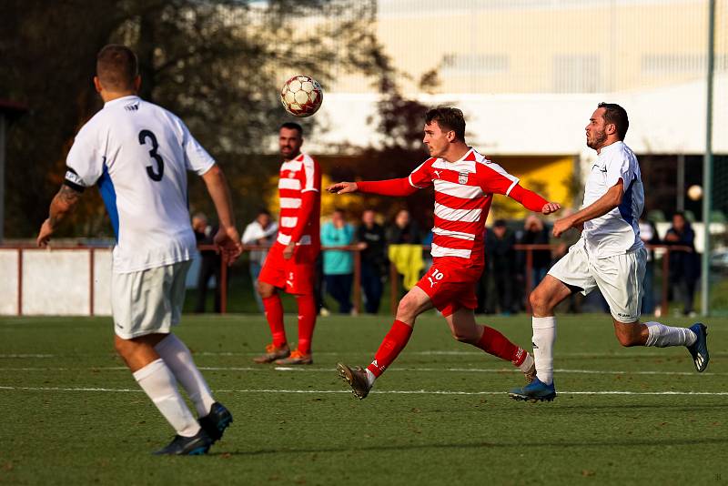 Fotbalisté TJ Sušice B (na archivním snímku fotbalisté v bílých dresech) zvítězili na hřišti Janovice 6:3 a přezimují na pátém místě.