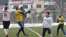 Zimní turnaj mužů v Sušici: Sušice (ve žlutém) - Horažďovice 1:1.