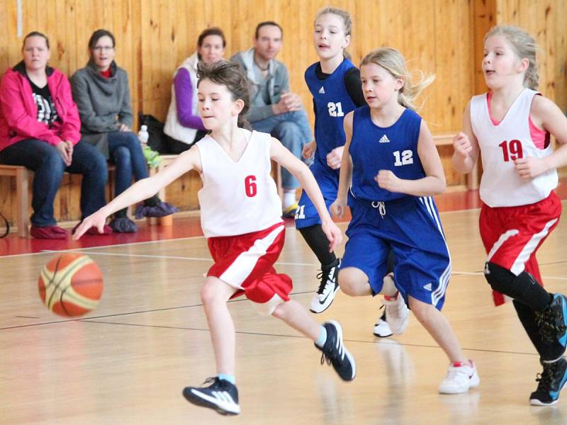 Nejmladší minižákyně U11 - kvalifikace o národní finále: BK Klatovy (bílé dresy) - BK Lokomotiva Karlovy Vary 58:14