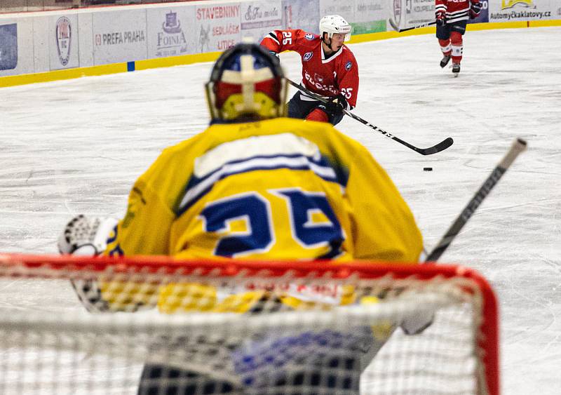 Hokejisté SHC Klatovy (na archivním snímku hráči v červených dresech) na úvod nové sezony podlehli HC Baník Příbram 4:6.