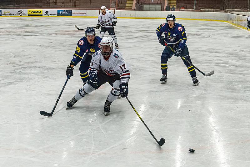 SHC Klatovy (na archivním snímku hokejisté v bílých dresech) v sobotu proti Stadionu Vrchlabí nehrál. Toho využil Jablonec, který prohrál v Chebu po nájezdech, ale díky získanému bodu Západočechy v tabulce přeskočil.