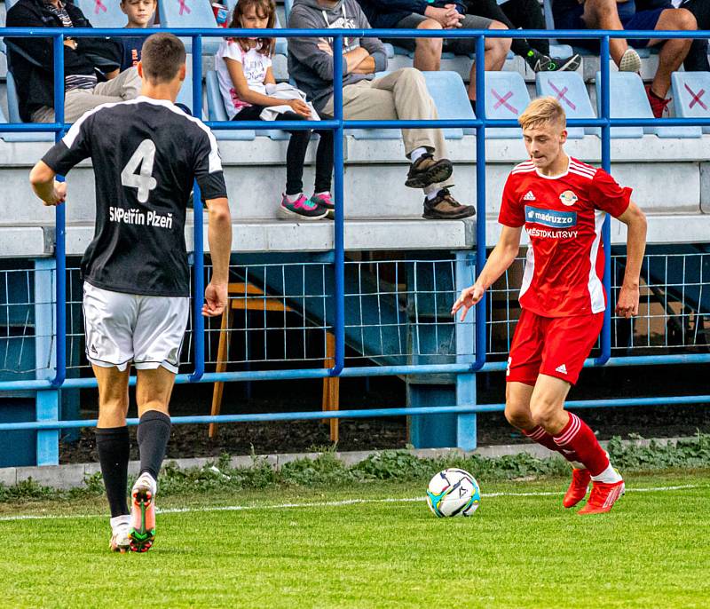 Fotbalisté SK Klatovy 1898 (na archivním snímku hráči v červených dresech ze zápasu s Petřínem Plzeň) začínají ve čtvrtek krátkou letní přípravu.