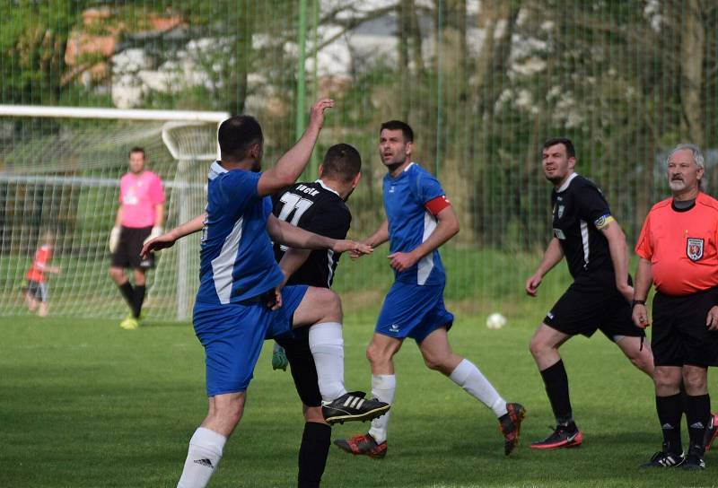 Fotbalisté TJ Měcholupy (na archivním snímku hráči v černých dresech) porazili ve 2. kola Poháru PKFS Baník Stříbro 4:0 a slaví postup do další fáze soutěže.