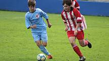 Fotbalisté SK Klatovy 1898 U17 (na archivním snímku hráči v červených dresech) rozcupovali Vejprnice (v modrém) vysoko 8:2. Pět branek vstřelil Adam Hošek.