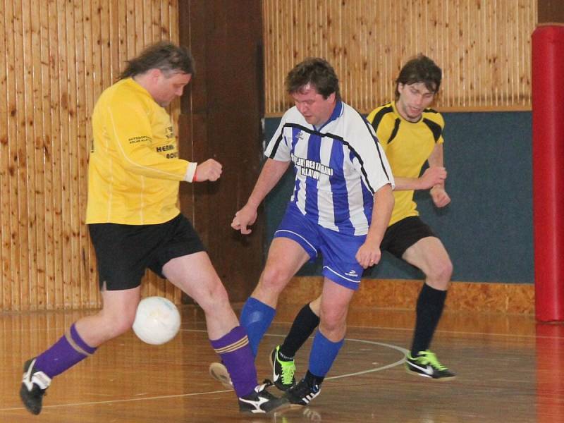 Zimní amatérská liga mužů: SK Panters Klatovy (v pruhovaném) - ST Smrk Klatovy 3:7.