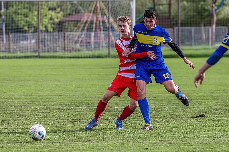 5. kolo OPM: FC Švihov (na snímku fotbalisté v červenobílých dresech) - TJ Sokol Chudenice (modří) 2:2 (2:0).