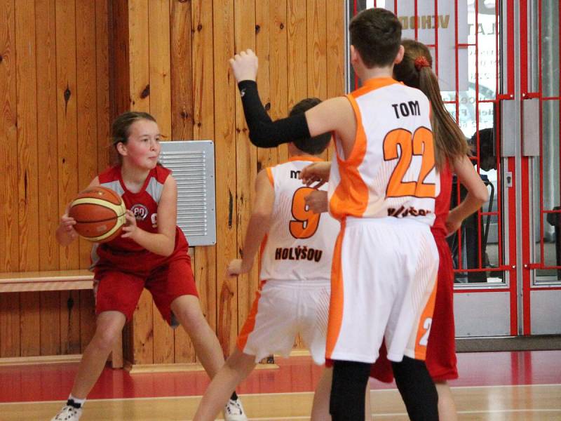 Oblastní přebor starších minižákyň U13: BK Klatovy (červené dresy) - BK Karpem Holýšov mix 34:50 a 43:50