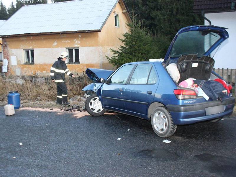 Čelní srážka u Nové Hůrky si vyžádala sedm zraněných