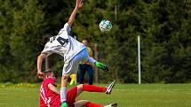 Fotbalisté TJ Žichovice (na archivním snímku hráči v bílých dresech) podlehli ve 24. kole III. okresní třídy TJ Sokol Běšiny 0:2.