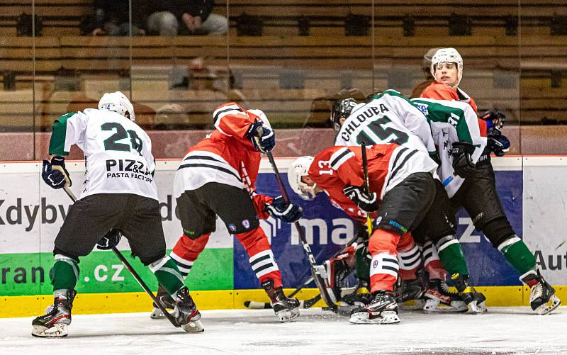 Hokejisté Klatov (hráči v červeném) padli s Příbramí 0:4.