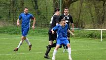 Fotbalisté TJ Měcholupy (na archivním snímku hráči v černých dresech) porazili ve 2. kola Poháru PKFS Baník Stříbro 4:0 a slaví postup do další fáze soutěže.