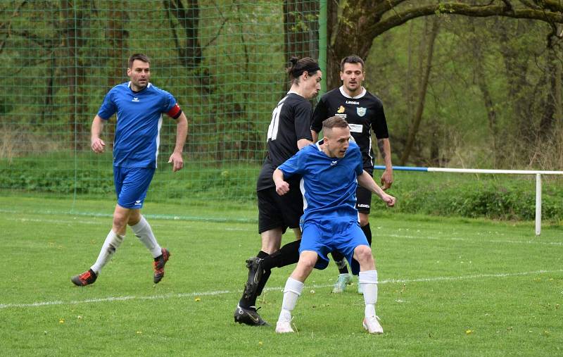 Fotbalisté TJ Měcholupy (na archivním snímku hráči v černých dresech) porazili ve 2. kola Poháru PKFS Baník Stříbro 4:0 a slaví postup do další fáze soutěže.