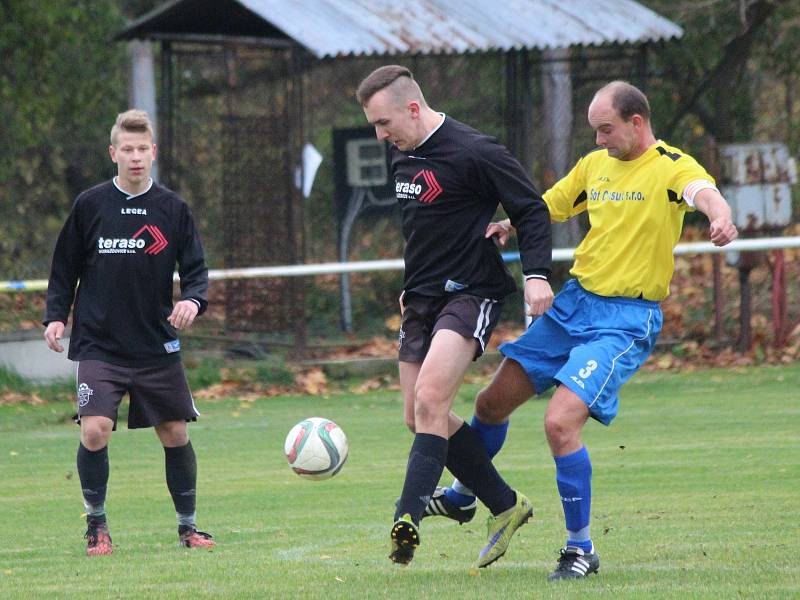 Fotbalisté TJ Sokol Mochtín (na archivním snímku hráči ve žlutých dresech) porazili Bělou nad Radbuzou 4:1. O výhře rozhodli už v prvním poločase.