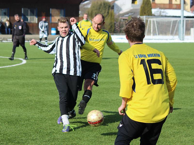 Fotbalisté TJ Sokol Mochtín (na archivním snímku hráči ve žlutých dresech) smetli ve víkendovém zápase 8. kola krajské I. A třídy TJ Start Luby vysoko 6:0.