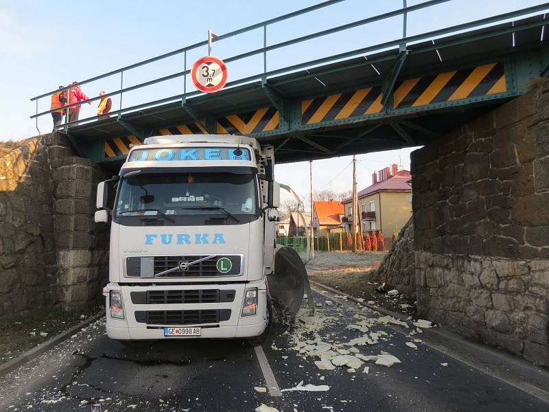 Kamion pod viaduktem v Lubech.