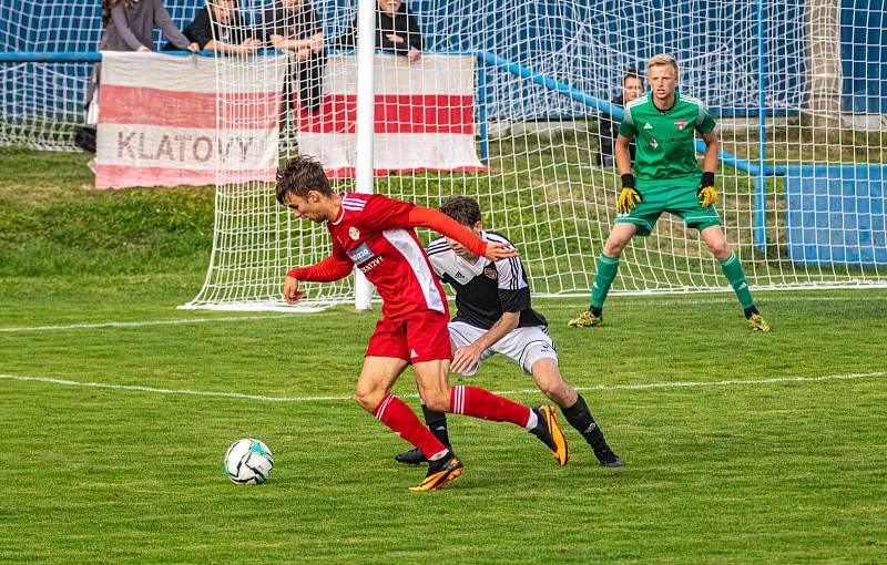 Fotbalisté SK Klatovy 1898 (na snímku hráči v červených dresech ze zápasu s Petřínem Plzeň) skolili jihočeský Lom 3:1.