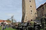 Historický konvoj vojenských vozidel zastavil na oběd na Švihově