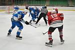 Hokejové utkání 37. kola jižní skupiny druhé ligy mezi domácím Chebem a hosty z Klatov (v červeném) muselo rozhodnout až nastavení.