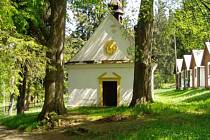 Roku 1748 nechal hrabě Desfours asi sto kroků od hrobu Vodolenky postavit kapli k poctě Panny Marie Pomocné.