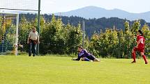 Na podzim fotbalistky SK Klatovy 1898 (červené dresy) porazily Borovany (modré dresy) 7:2. A uspěly i v nedělní odvetě, tentokrát 9:1.