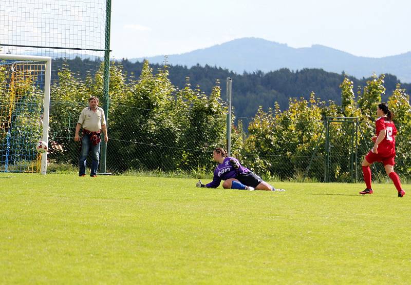 Na podzim fotbalistky SK Klatovy 1898 (červené dresy) porazily Borovany (modré dresy) 7:2. A uspěly i v nedělní odvetě, tentokrát 9:1.