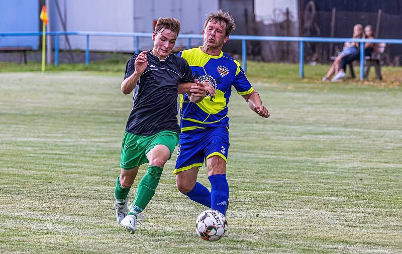 IV. třída, skupina A: SK Kovodružstvo Strážov B (černo-zelení) - Sokol Neznašovy (modré dresy) 1:3.