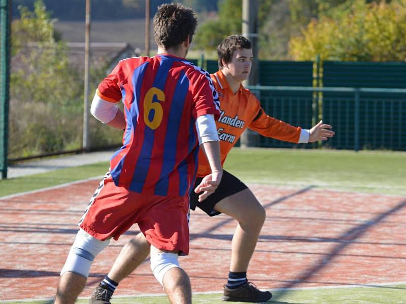 Národní házená, II. liga: TJ Vřeskovice (v oranžovém) - Sokol Podlázky 15:23.