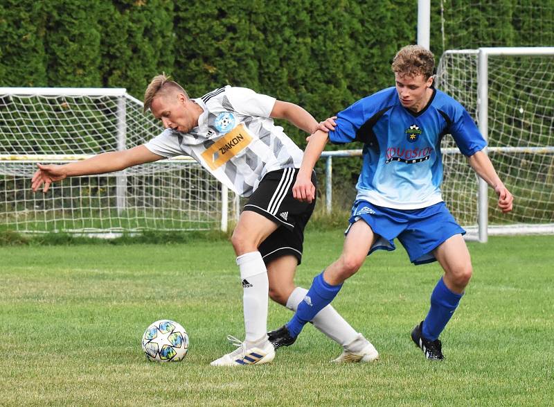 Fotbalisté FK Horažďovice (na archivním snímku hráči v modrých dresech) porazili na domácím hřišti Svéradice 4:1. O výhře ale rozhodli až po obrátce.