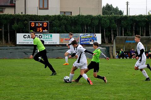 Fotbalisté SK Rapid Psáry do patnácti let (na archivním snímku hráči v zelených dresech) remizovali se Slavií Radonice 2:2. Mladší žáci prohráli 2:4.