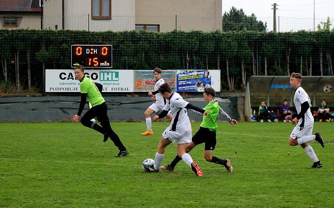 Fotbalisté SK Rapid Psáry do patnácti let (na archivním snímku hráči v zelených dresech) remizovali se Slavií Radonice 2:2. Mladší žáci prohráli 2:4.