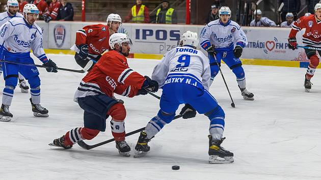 2. liga, skupina západ (nadstavba B, 3. kolo): SHC Klatovy (na snímku hráči v červených dresech) - HC Benátky nad Jizerou 5:4 po prodloužení.