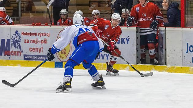 2. liga, skupina západ (nadstavba B, 3. kolo): SHC Klatovy (na snímku hráči v červených dresech) - HC Benátky nad Jizerou 5:4 po prodloužení.