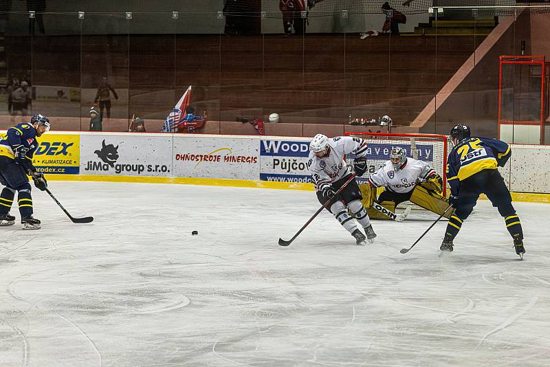 SHC Klatovy (na archivním snímku hokejisté v bílých dresech) v sobotu proti Stadionu Vrchlabí nehrál. Toho využil Jablonec, který prohrál v Chebu po nájezdech, ale díky získanému bodu Západočechy v tabulce přeskočil.