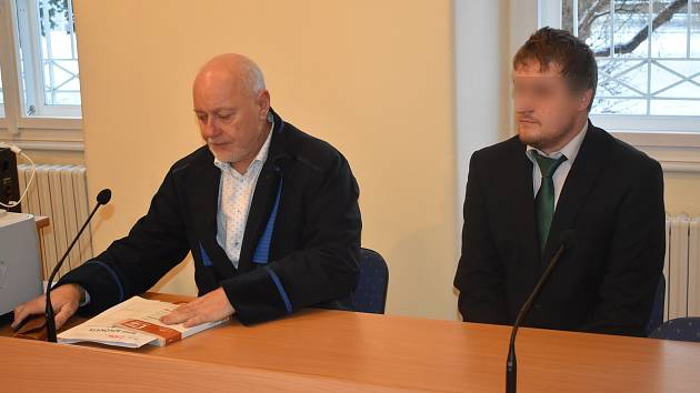 Pavel S. s obhájcem Radomírem Šimáčkem u klatovského soudu.