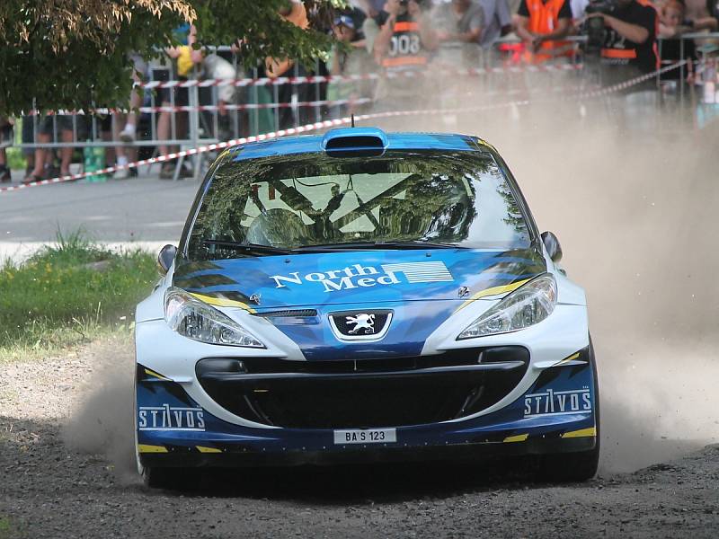 Posádky při předstartovní show a na tratích Rally Agropa