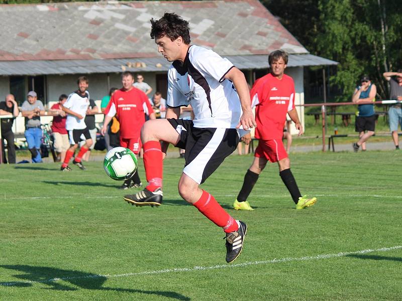 Z archivu Deníku: Fotbalistům Zavlekova (na snímku hráči v bílých dresech) se o víkendu nedařilo, na domácím hřišti podlehli Kvaseticím vysoko 0:7.