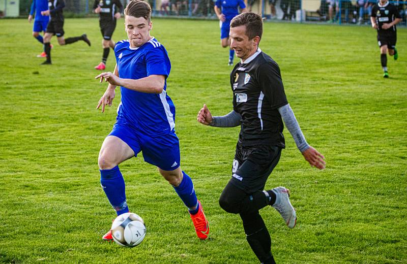 Fotbalisté TJ Měcholupy (na archivním snímku hráči v černých dresech ze zápasu letošní sezony proti SK Bolešiny) deklasovali Štěnovice 8:0.