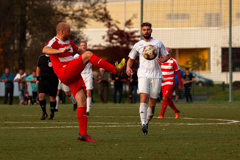 Fotbalisté TJ Sušice B (na archivním snímku fotbalisté v bílých dresech) zvítězili na hřišti Janovice 6:3 a přezimují na pátém místě.