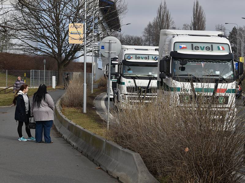 V sobotu se konalo poslední rozloučení se zavražděným klatovským podnikatelem Jiřím Žabkou. Nejprve se na jeho počest jela spanilá jízda kamionů po městě, poté se konala mše svatá v kostele.