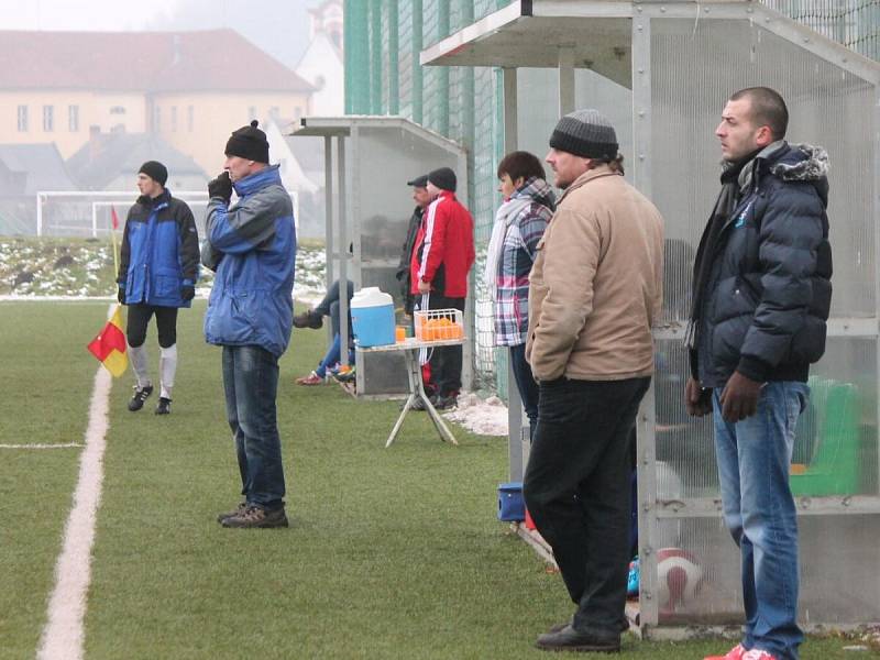 Zimní turnaj mužů v Sušici: Sušice (ve žlutém) - Horažďovice 1:1.